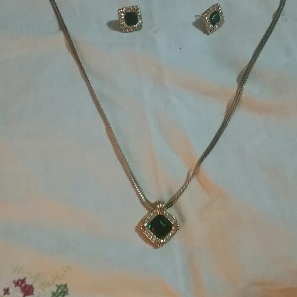 Vintage Jewelry - 💖BOGO50%OFF!🦄Vintage Avon Emerald Necklace Set